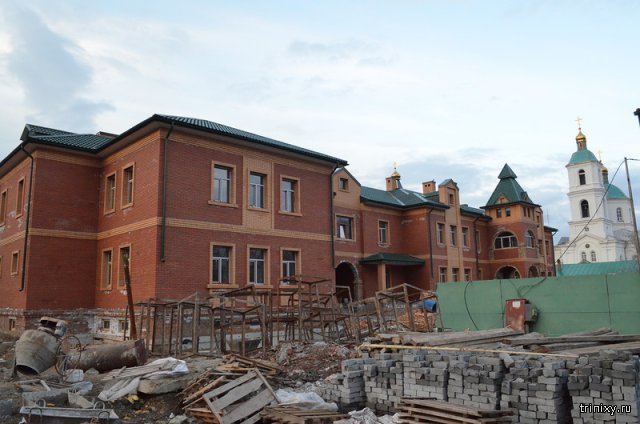 Недавно построенная скромная резиденция митрополита Омского