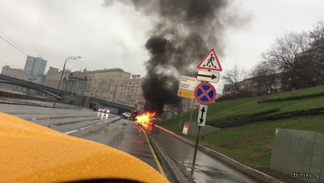 В Москве погиб стритрейсер на Maserati, врезавшийся в столб