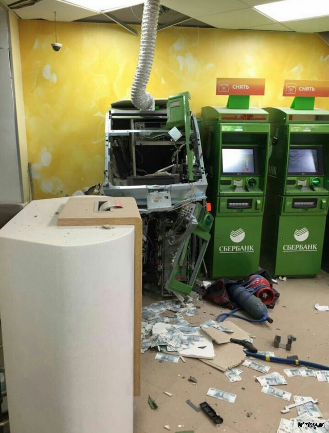 Злоумышленники взорвали банкомат в астраханском банке