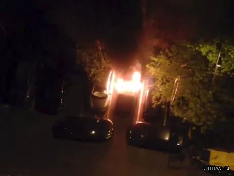 Неизвестные поджигатели машин - теперь уже и на улицах Москвы