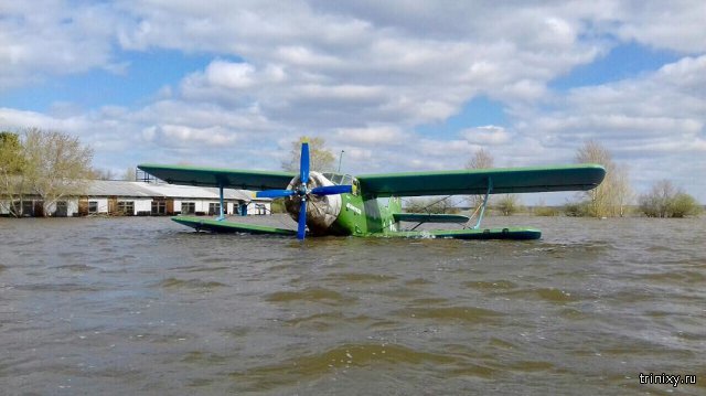 В городе Ишим затопило самолёт, предназначенный для борьбы с паводком
