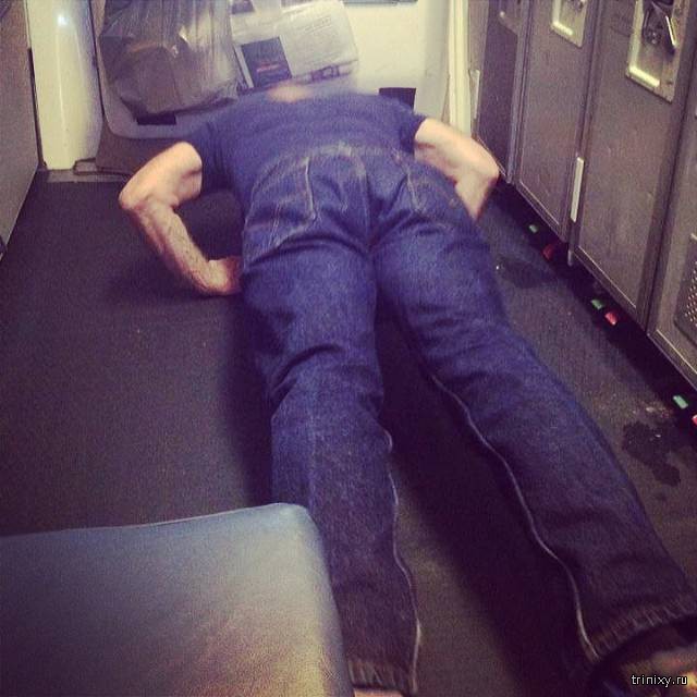 Экс-стюардесса поделилась фото самых отвратительных пассажиров самолетов