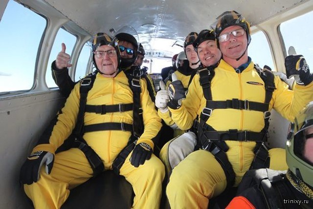 4 поколения британской семьи во главе со 101-летним ветераном прыгнули с парашютом с высоты 4 500 м