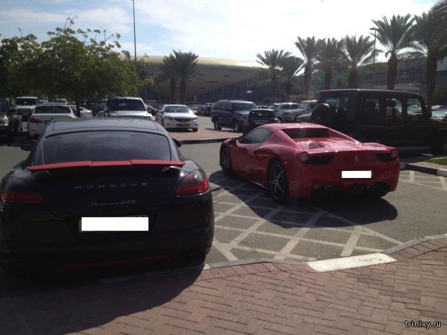 Автомобили на студенческой парковке в Дубае