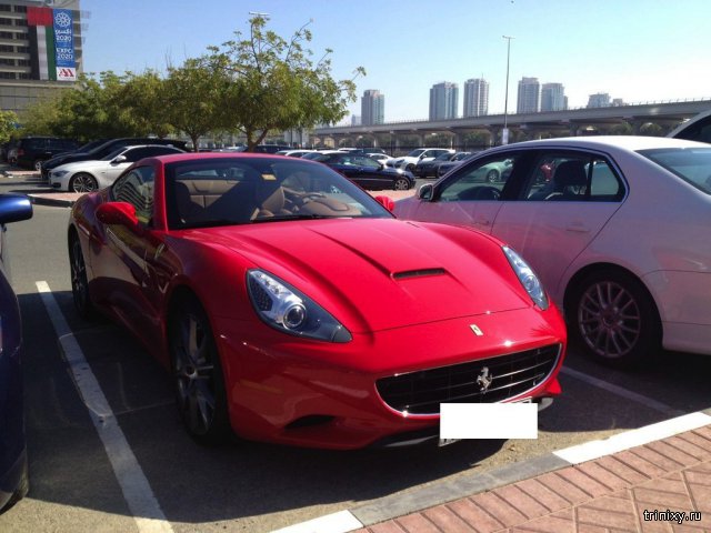 Автомобили на студенческой парковке в Дубае