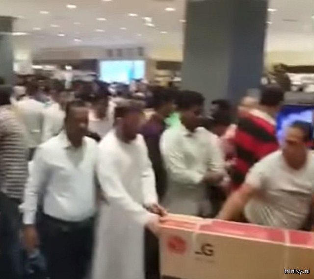 Щедрый шейх оплатил покупки всех покупателей, пришедших в крупнейший торговый центр Абу-Даби в течен