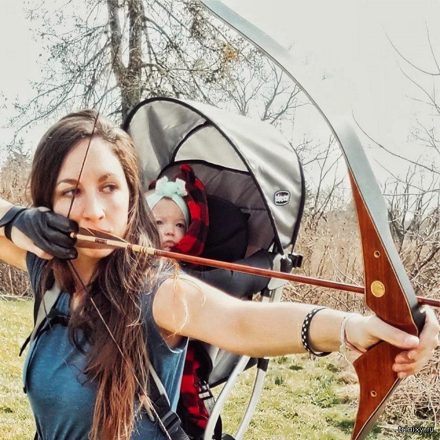 Любительница охоты с луком берет с собой маленькую дочь.