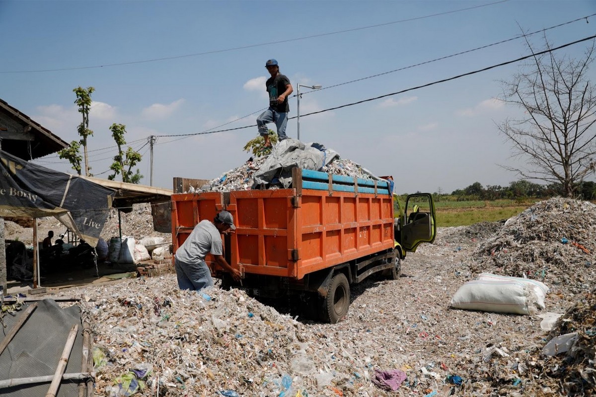 Индонезийская деревня выживает за счет импортного мусора