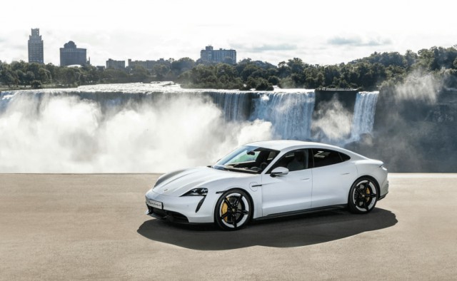 Porsche официально представила электромобили Taycan