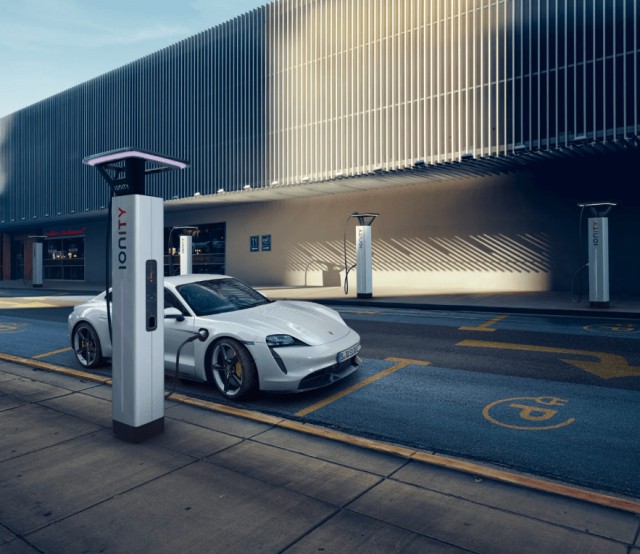 Porsche официально представила электромобили Taycan