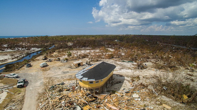 Ураган 5-й категории не смог разрушить круглые деревянные дома компании Deltec
