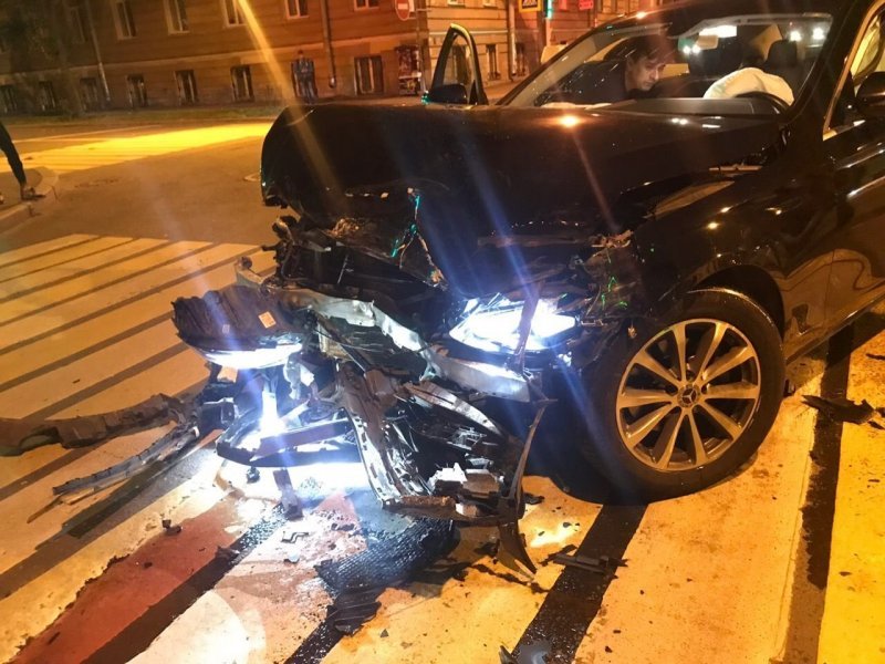 ДТП с переворотом в Петербурге: водитель «Калины» поехал на красный и поплатился (фото, видео)