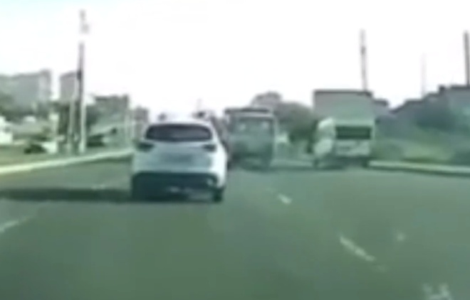 Водитель из Ставрополя избежал столкновения, показав отменную реакцию