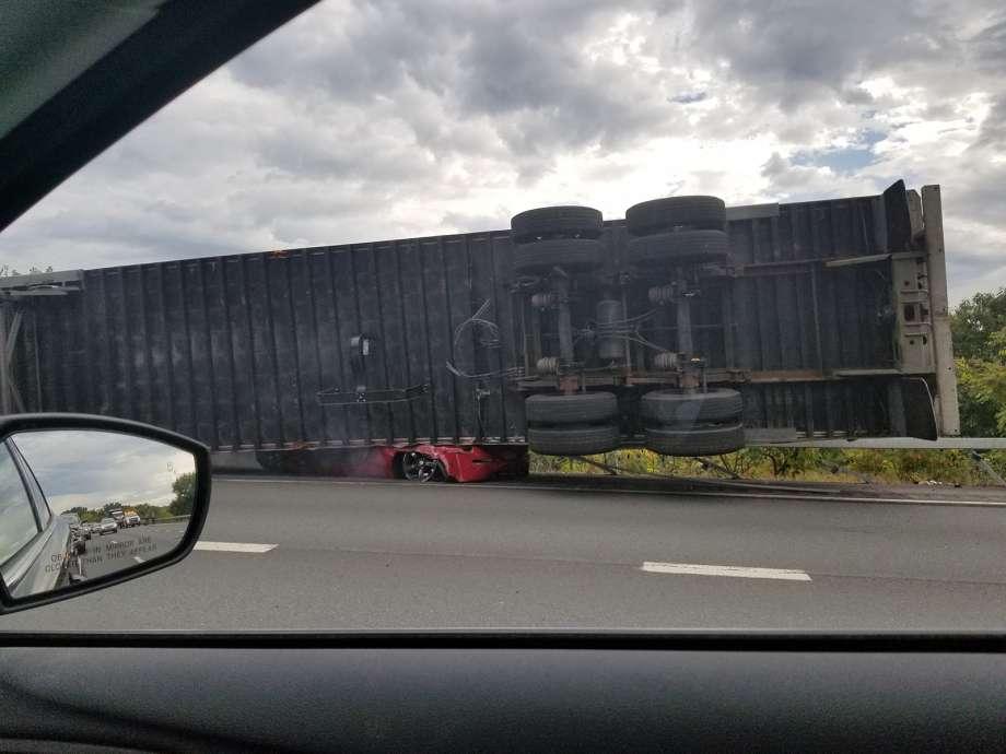 Превратился в автомобиль. Топ фактор машин везенье аварии. Flattened car.