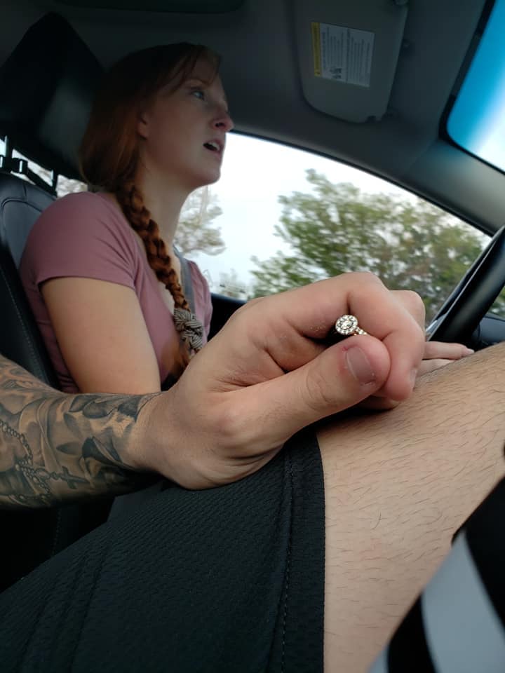Парень фотографировал свою девушку и кольцо перед тем, как сделать предложение