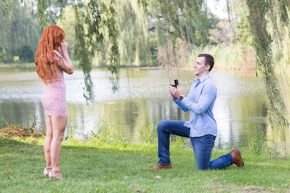 Парень фотографировал свою девушку и кольцо перед тем, как сделать предложение