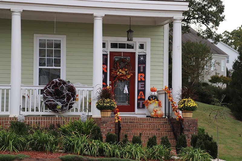 Как американцы украшают дома на Хэллоуин