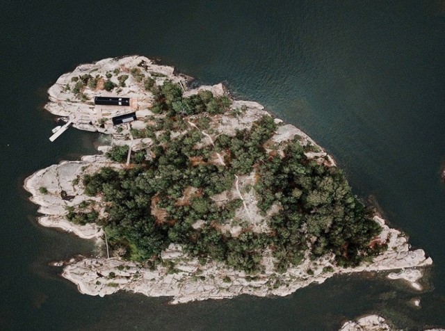 Семейная пара купила себе остров и построила там несколько домов
