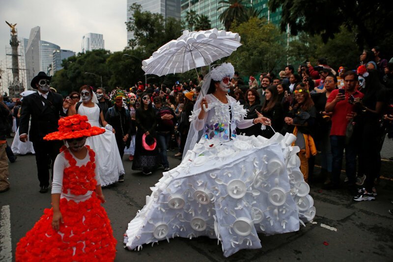 Жутко красиво: наряды мексиканцев ко Дню мертвых