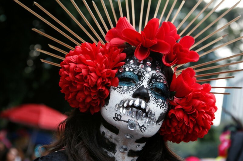 Жутко красиво: наряды мексиканцев ко Дню мертвых