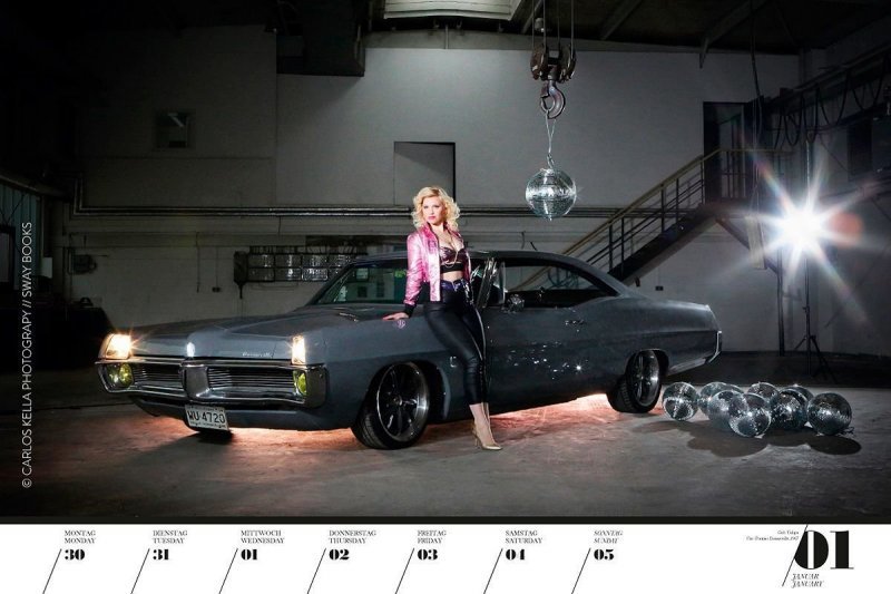 Календарь с красивыми девушками и ретро-автомобилями