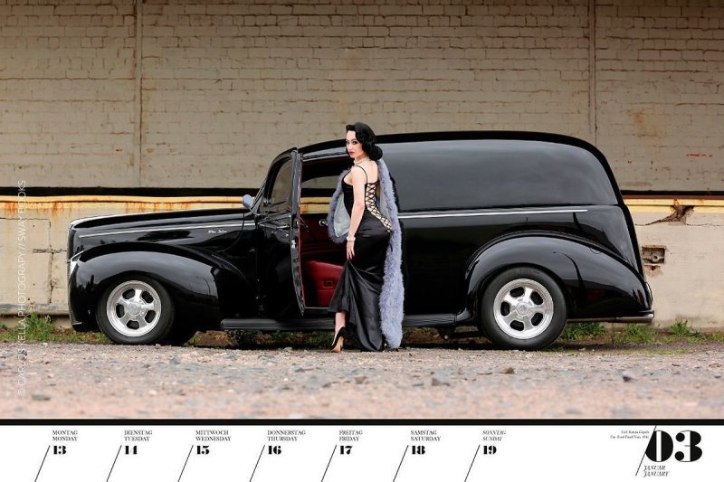 Календарь с красивыми девушками и ретро-автомобилями