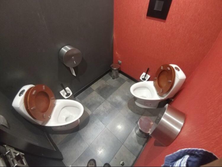 Подборка странных и сюрреалистических туалетов