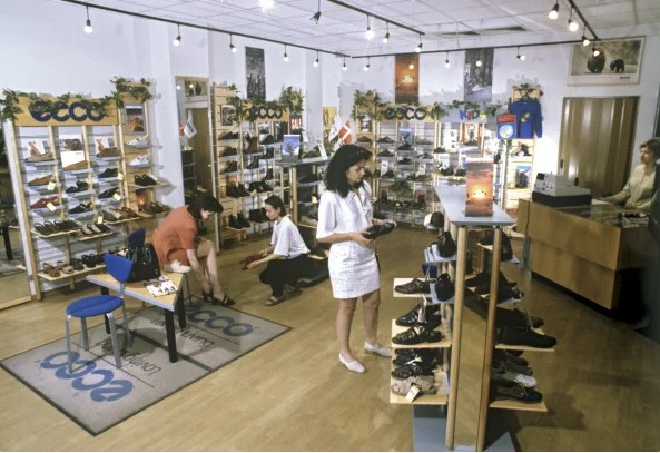 Жизнь в лихие 90-е: первые магазины, пустые прилавки и жалобные взгляды россиян