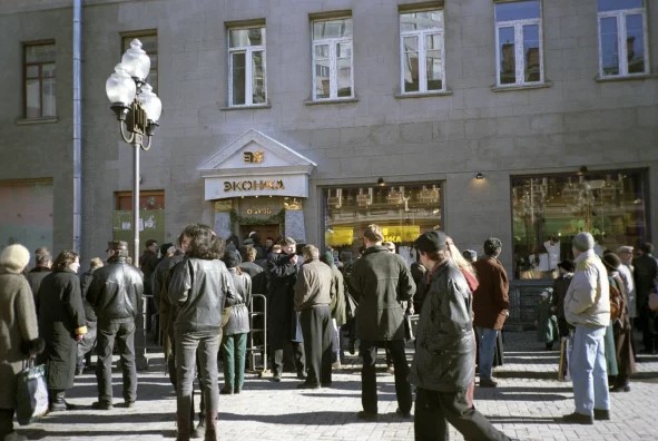 Жизнь в лихие 90-е: первые магазины, пустые прилавки и жалобные взгляды россиян