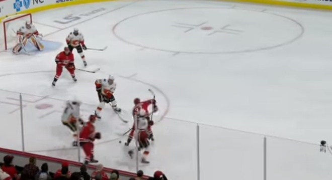 Андрей Свечников забил гол в стиле лакросс - такое произошло впервые в истории НХЛ