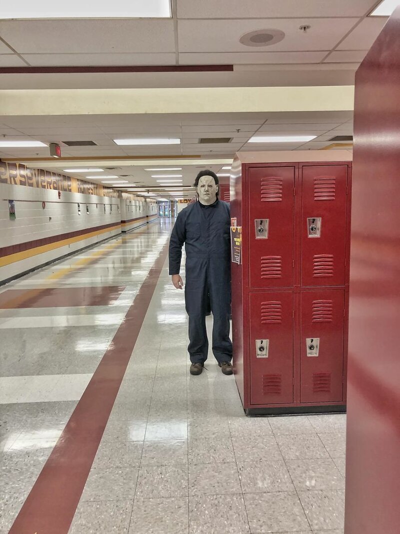 Учитель в США переоделся в Майкла Майерса, пришел в школу и устроил смешную фотосессию