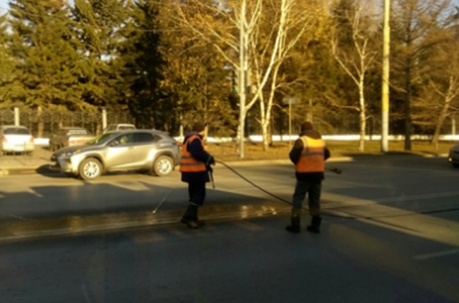 Перед приездом президента в Омске превратили дороги в ледяной каток