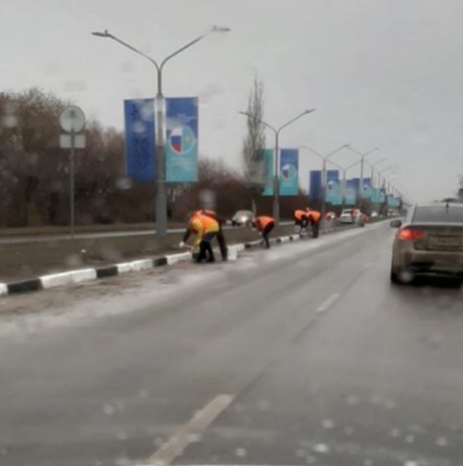 Перед приездом президента в Омске превратили дороги в ледяной каток