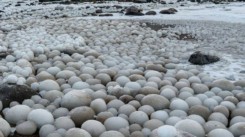 Пляж в Финляндии завалило «ледяными яйцами»