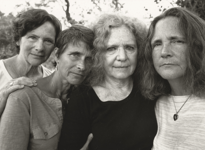 Скоротечность жизни: фотограф ежегодно снимал четырех сестер и показал, как они изменились за 40 лет