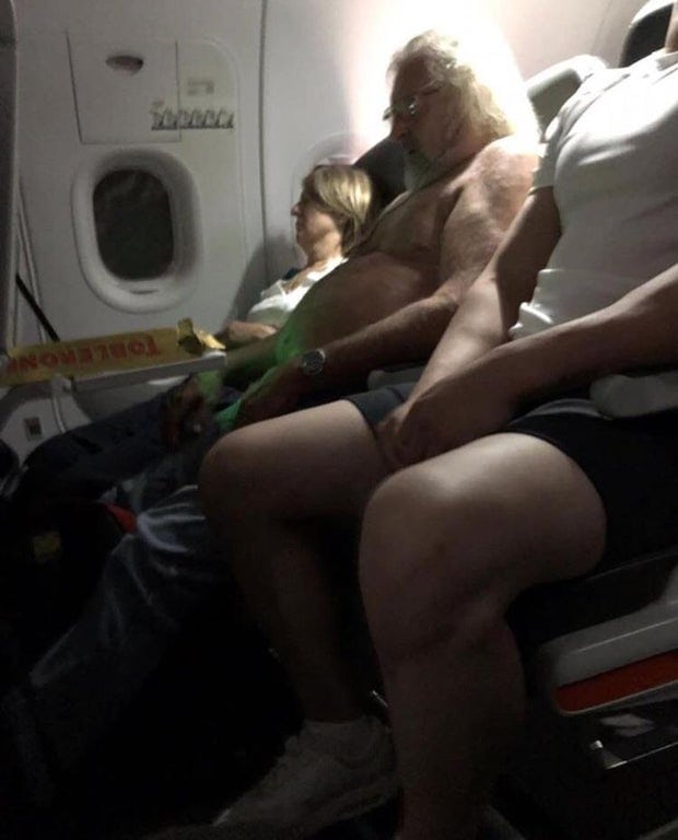 Попасть в один самолет с такими пассажирами - это настоящее наказание