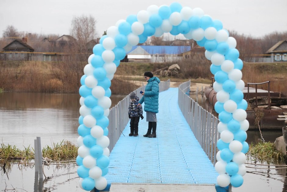 В селе открыли пластиковый мост, который на зиму уберут