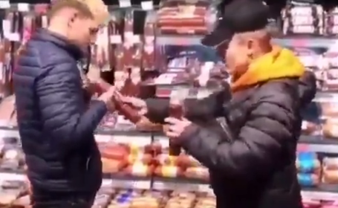 "Фокусники" показали трюк с колбасой в магазине