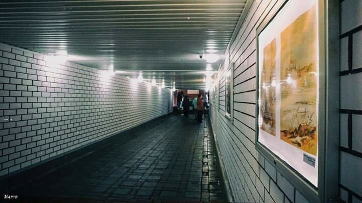 В подземном переходе организовали выставку картин
