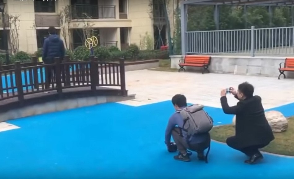 Китайский застройщик пообещал жильцам озеро, а сделал это