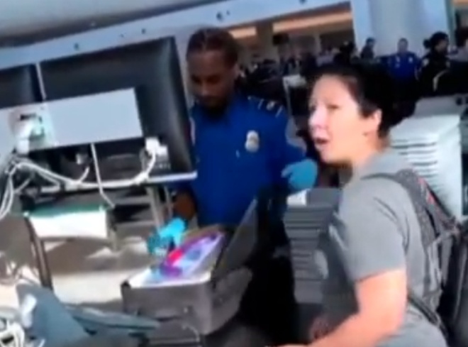 Неожиданная находка в багаже смутила сотрудника аэропорта