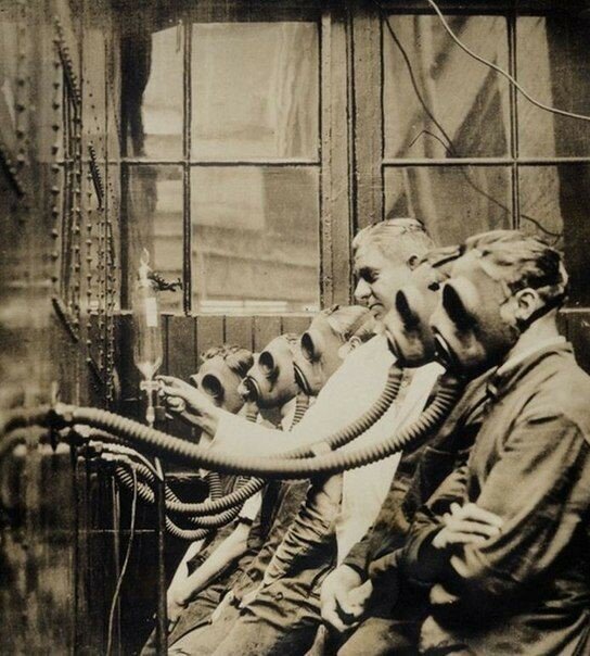 В Лондоне тестируют противогазы на специальной станции, 1932 год