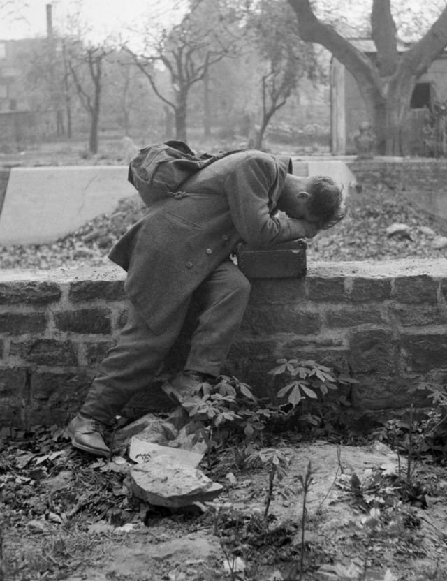 Немецкий солдат вернулся из плена и обнаружил руины своего дома, 1946 год