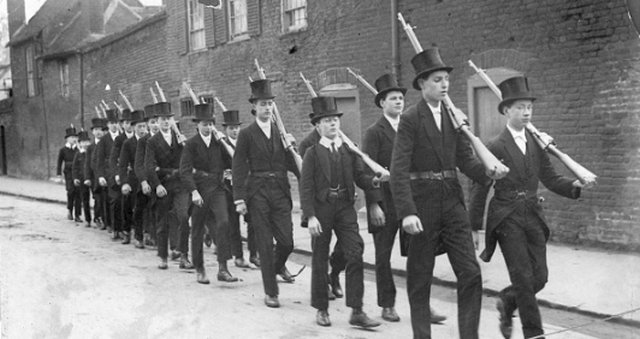 Студенты элитного английского колледжа проходят строевую подготовку, 1900-е