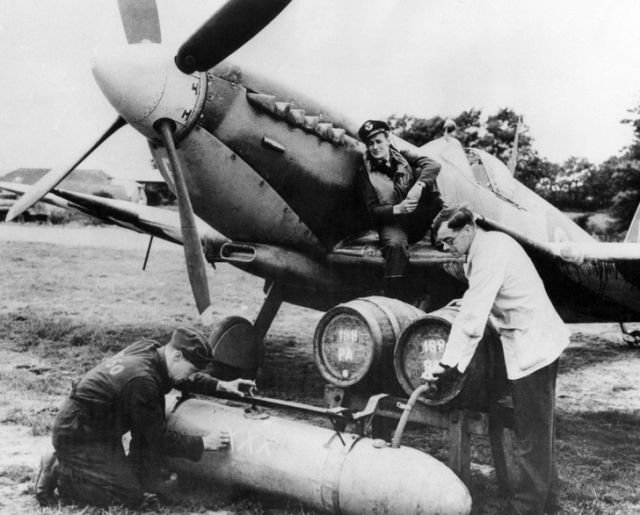 Солдаты наполняют пивом топливный бак самолета, 1944 год