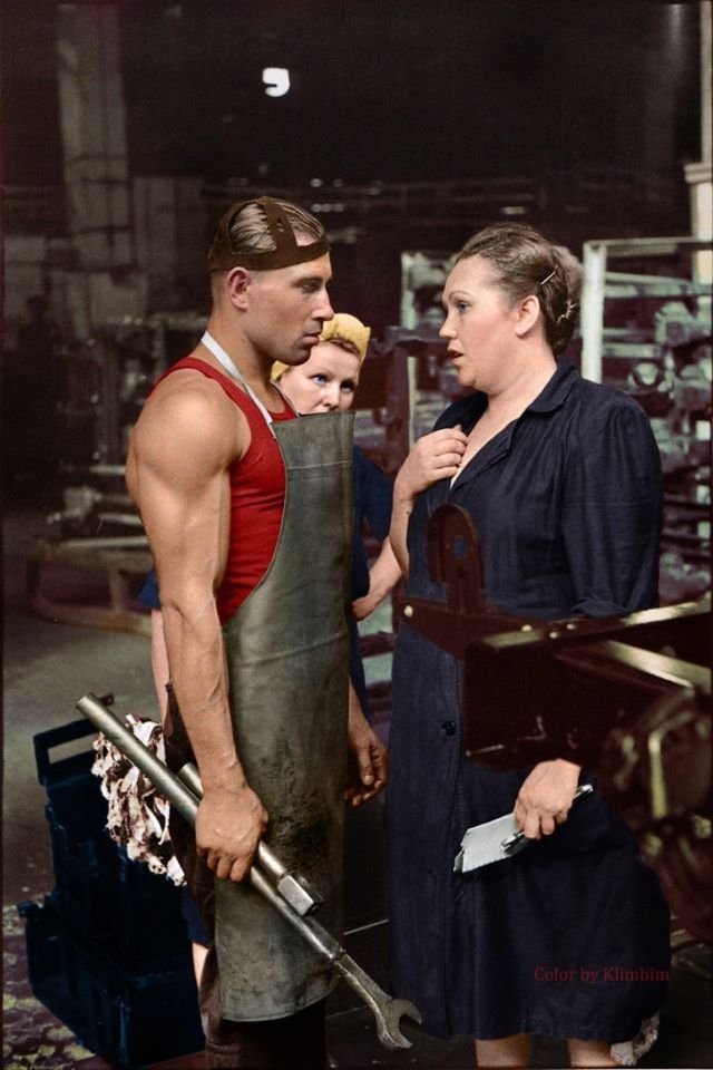 Рабочий и бригадир на заводе, 1954 год