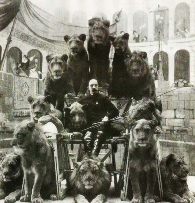 Однорукий укротитель львов со своими подопечными, 1900-е