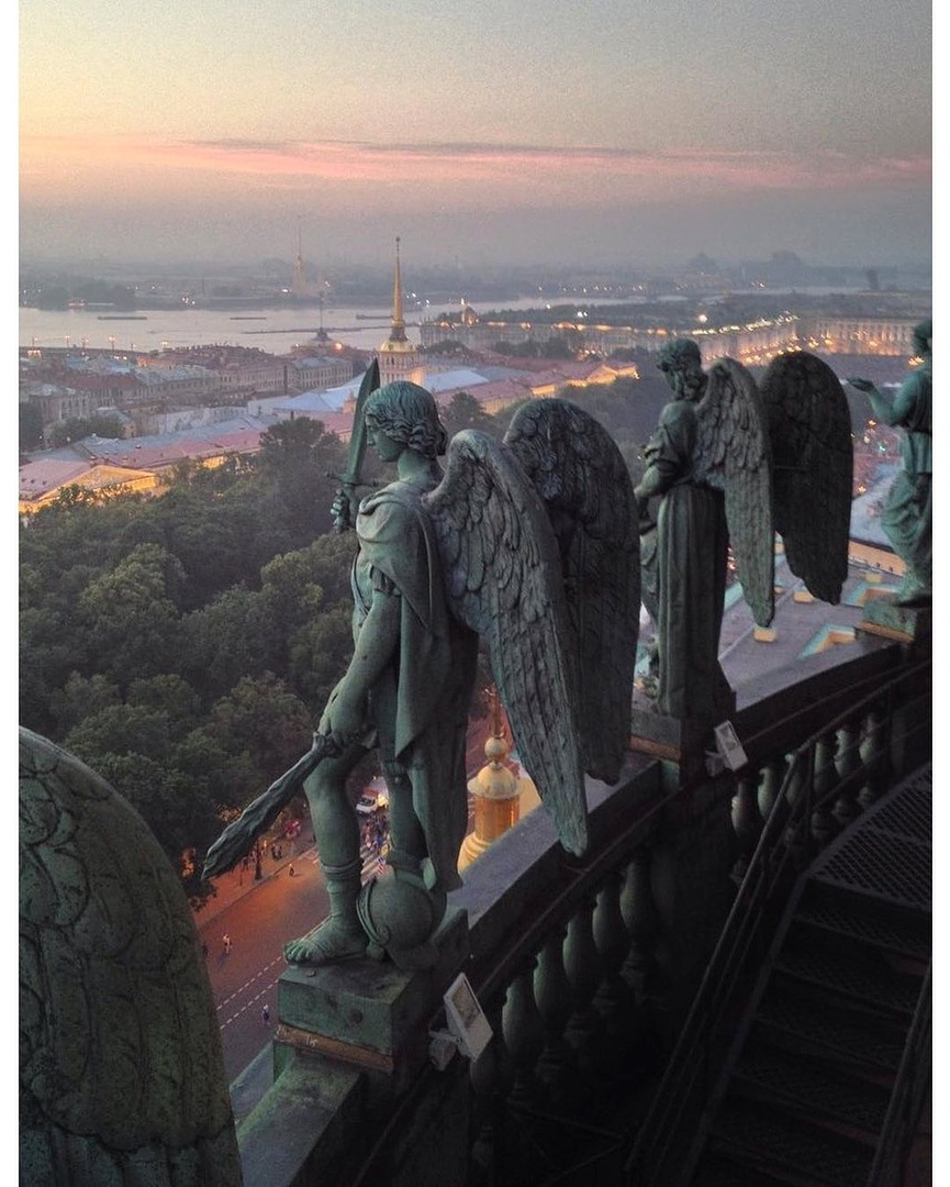 Ангелы следят за Петербургом
