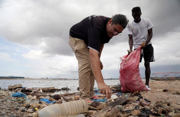 Поразительный  курорт у берегов Кот-д'Ивуар, который построили из пластиковых бутылок и мусора