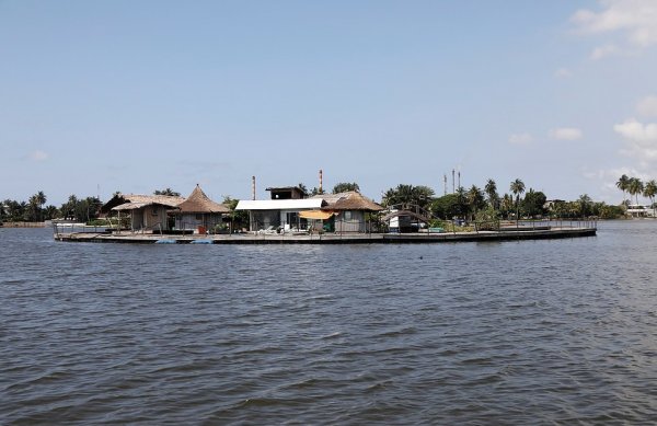 Поразительный  курорт у берегов Кот-д'Ивуар, который построили из пластиковых бутылок и мусора